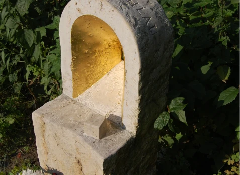 Grabstein von oben betrachtet – Denkwerk für Jana Böhlau