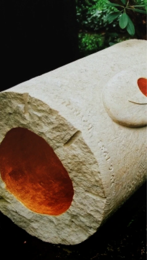 Grabstein in Form eines Querflötensegments mit vergoldetem Innenraum – Denkwerk für Karola Kaiser