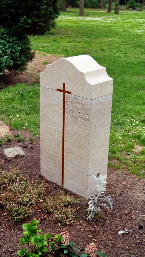 Grabstein aus Sandstein mit kreuzförmiger Gestaltung und vergoldeten Innenflächen