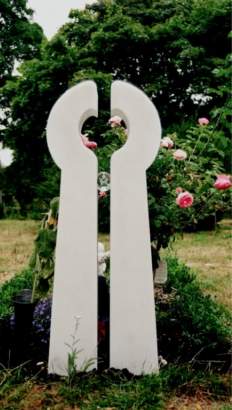 Marmorgrabmal in Form von zwei Händen mit Glaskugel und Schmetterling