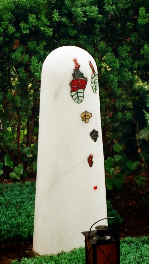 Grabstein aus Laaser Marmor mit Tiffany-Intarsien – Denkwerk für Erika Lampe von Michael Spengler