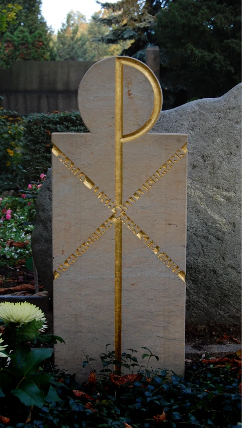 Grabstein in Chi-Rho-Form mit eingearbeiteten Namen – Denkwerk für Maria und Willi Leichmann