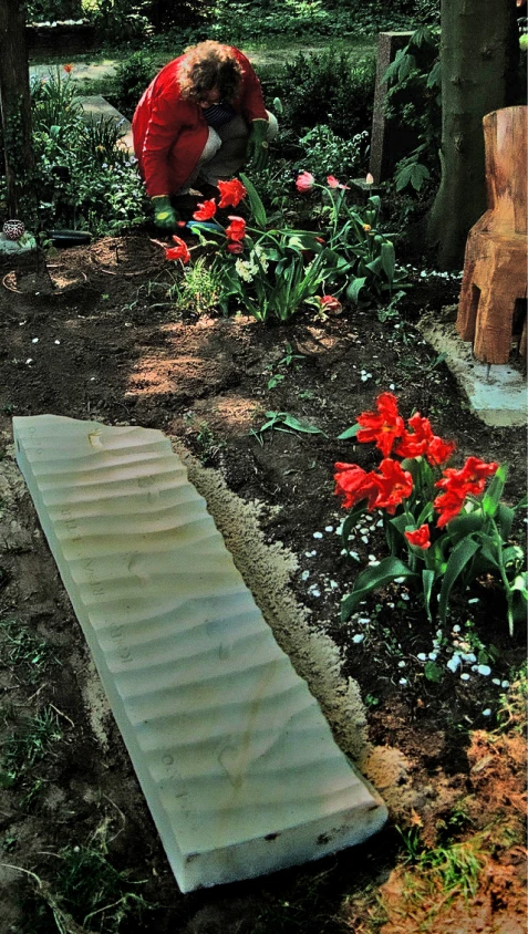 Grabstein aus Sandstein mit Rippelmarkenmuster und Holzstühlen – Denkwerk für Konrad Ferdinand Leutner