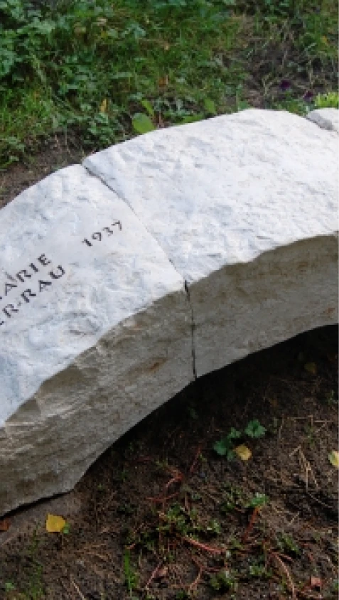 Grabstein in Brückenform – Denkwerk für Jakob und Rosemarie Müller von Michael Spengler