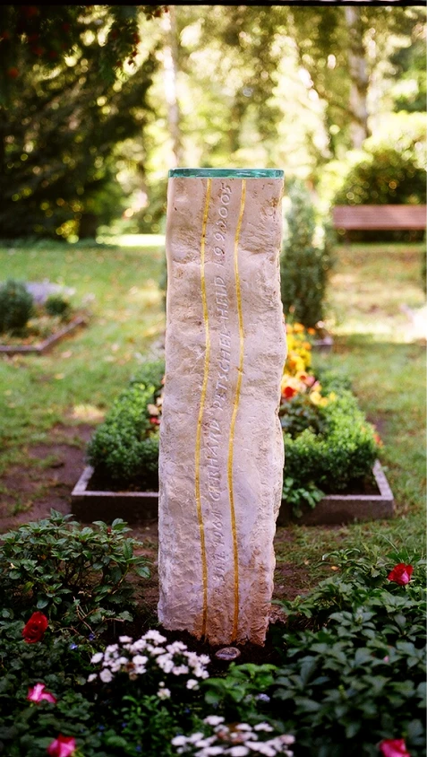 Gesamtansicht des Denkwerks für Gerhard Petschel-Held aus Jura-Kalkstein mit Glasplatte