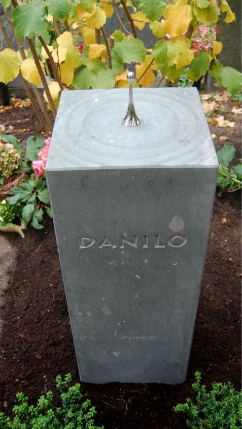 Grabstein in Form eines Wassertropfens mit Wellenstruktur – Denkwerk für Danilo Pfüller von Michael Spengler