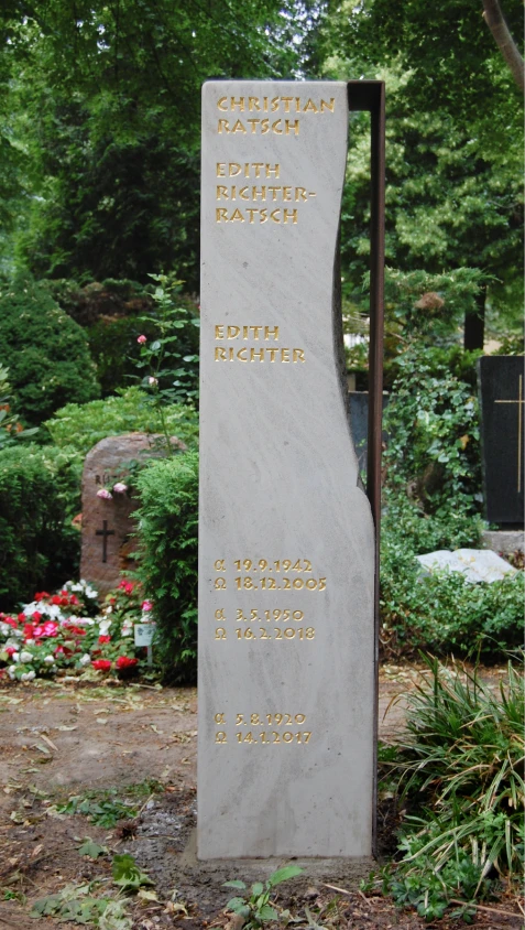 Grabstein für Christian Ratsch im Umfeld des Friedhofs