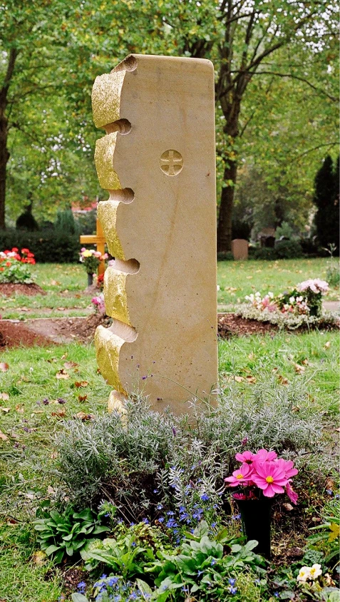 Gesamtansicht des Denkwerks für Annett Rauch mit Stele und Schale aus Sandstein