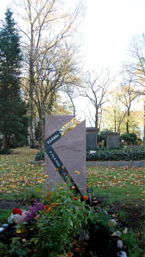 Grabstein aus rotem Sandstein mit spiegelnden Metallplatten – Denkwerk für Bärbel Schmidthals von Michael Spengler