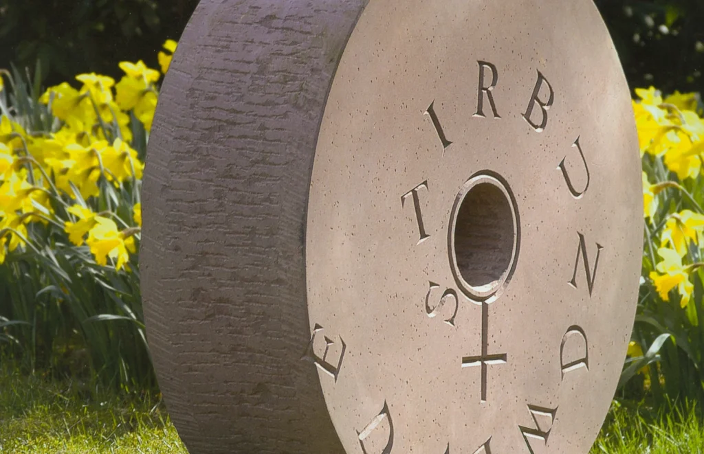 Grabstein aus rotem Sandstein – Denkwerk für Ursula Schwarzer von Michael Spengler