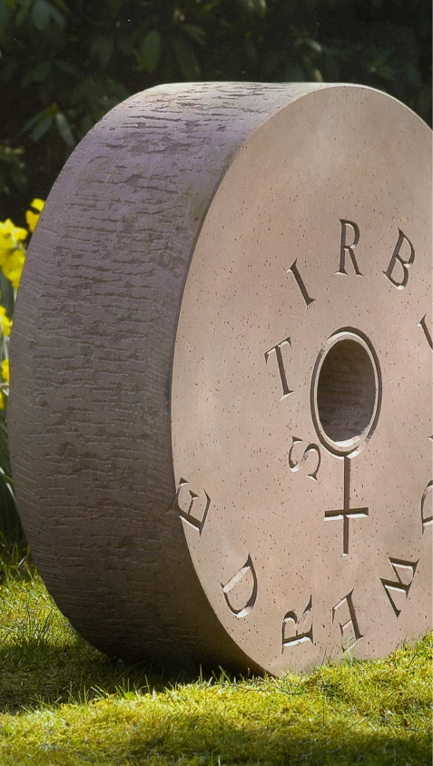 Grabstein aus rotem Sandstein – Denkwerk für Ursula Schwarzer von Michael Spengler