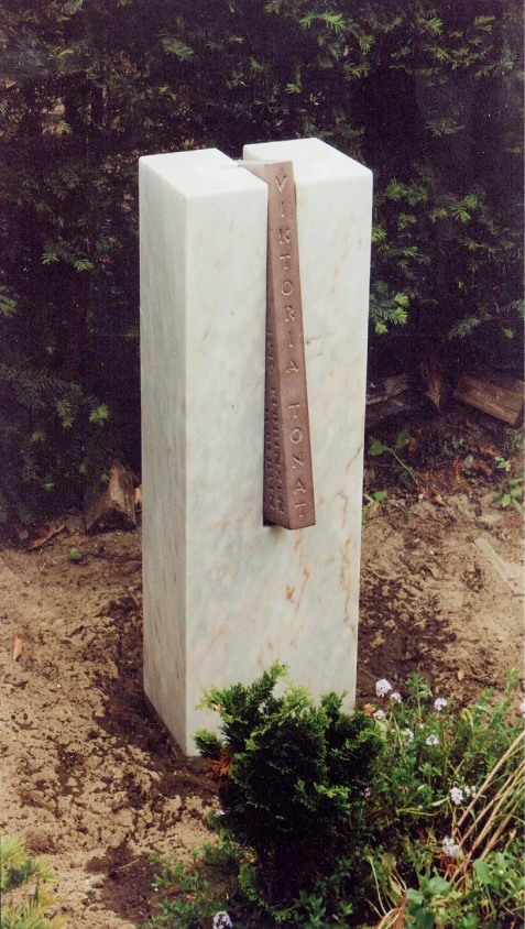 Grabstein mit eingelassener Sandsteinplatte in Marmor – Denkwerk für Viktoria Tonat