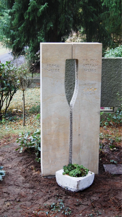 Grabstein als Doppelstele mit Ruderblatt-Form – Denkwerk für Stefan Weiße von Michael Spengler