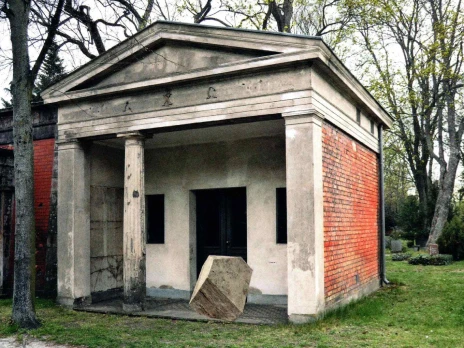 Dürerscher Polyeder in der Vorhalle des Mausoleums Spiekermann auf dem Sophienfriedhof II in Berlin