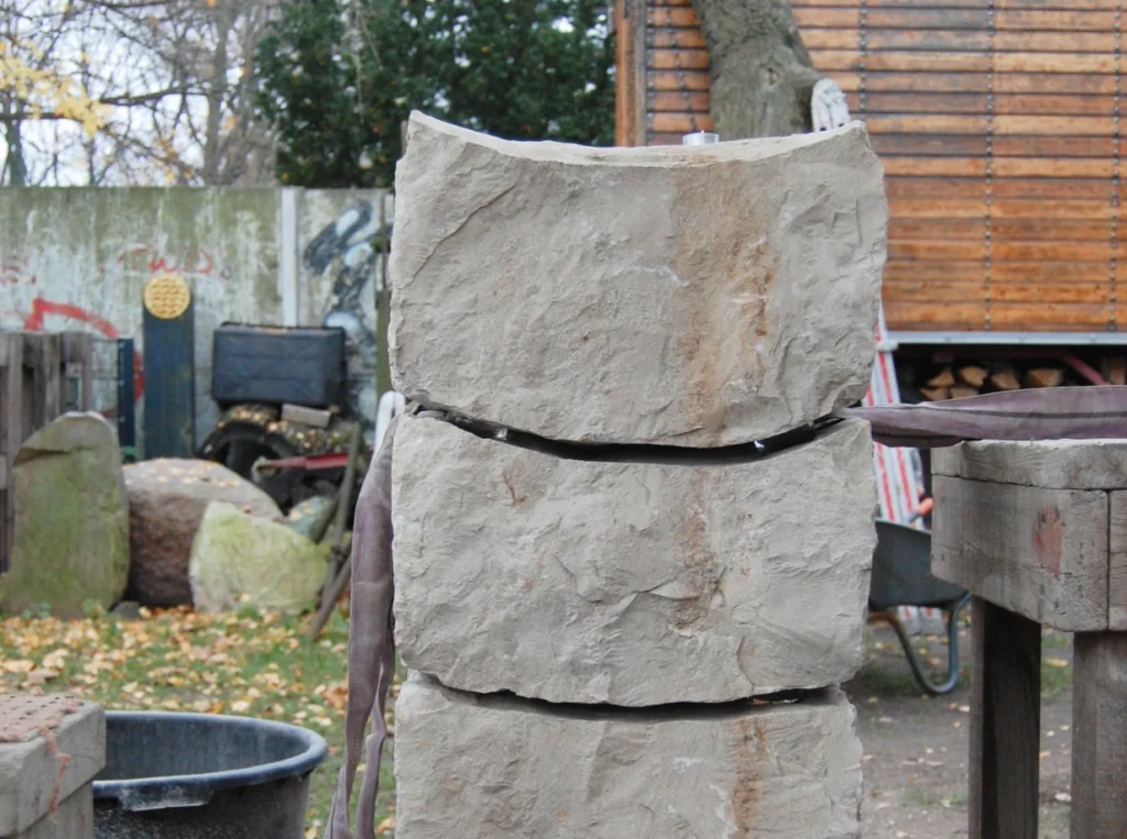 Mehrfach gespaltene Steinblöcke des Fürbittensteins mit schwebender Wirkung