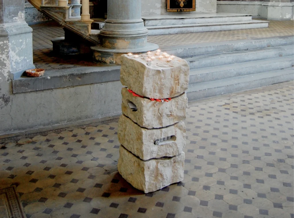 Licht- und Fürbittenstein aus Jura-Kalkstein in der Zionskirche Berlin