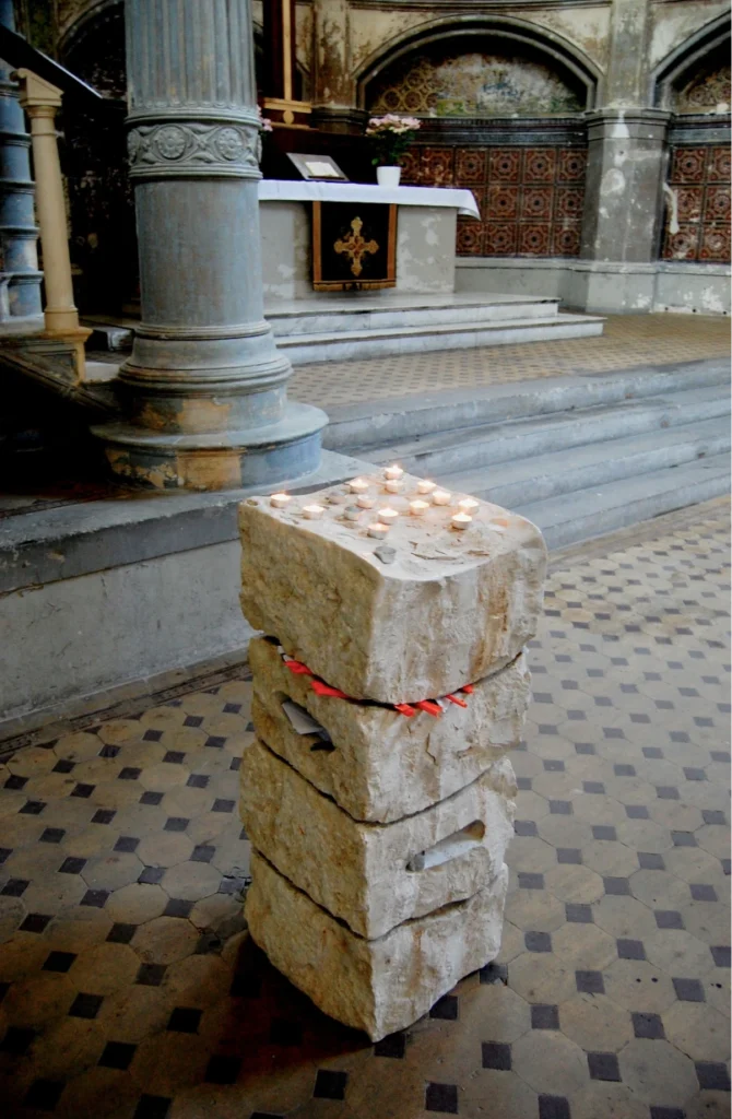 Detailansicht des Licht- und Fürbittensteins in der Zionskirche