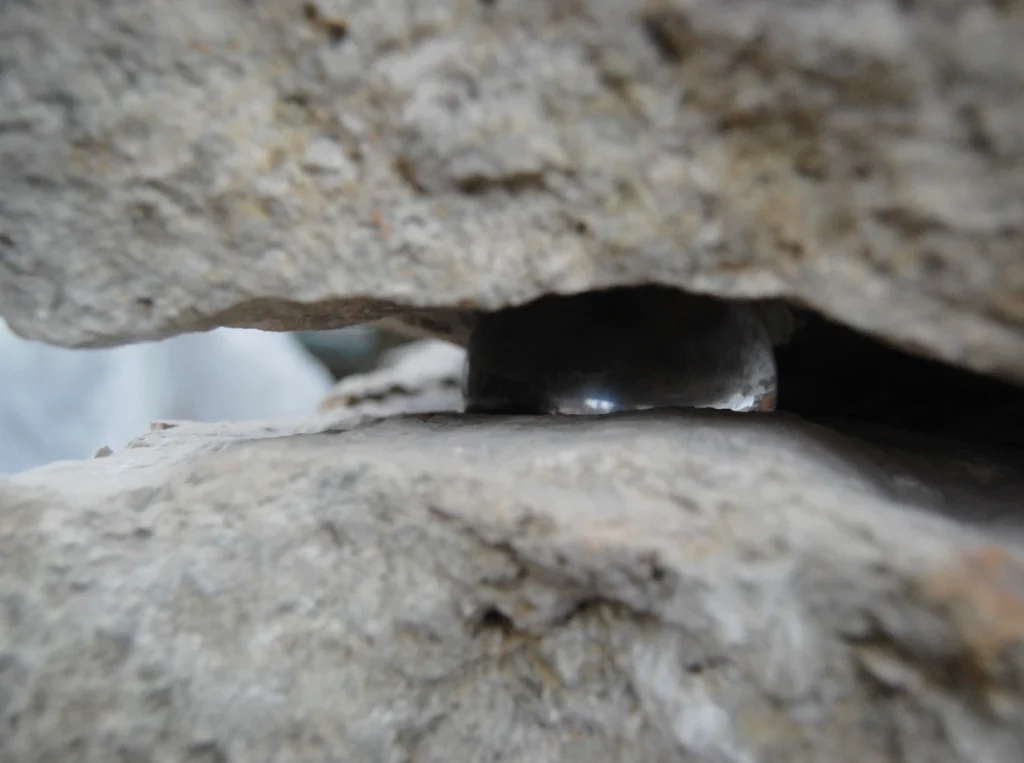 Zwischenräume des Fürbittensteins mit eingeschobenen Gebetszetteln