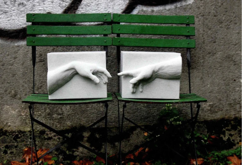 Postkarte mit dem Text „Liebe muss man lernen“.