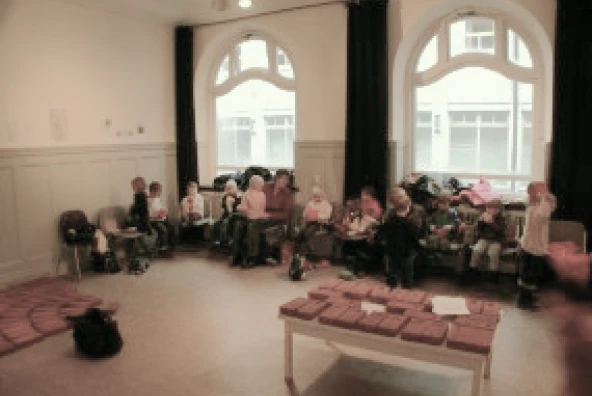 Kinder betrachten Ziegelsteine mit Fußabdrücken in einer Galerie in Eckernförde