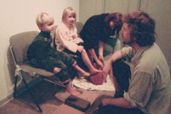 Gespräch mit Kindern im Galerieraum während eines Kunstprojekts