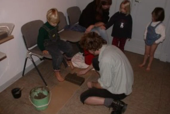 Tonoberfläche wird von Hand glatt gestrichen