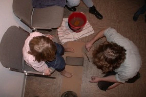 Geglättete Tonoberfläche bereit für den Abdruck